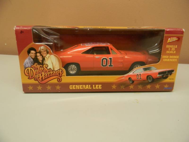 lot 27 image: JOHNNY LIGHTNING THE DUKES OF HAZZARD GENERAL LEE 125 SCALE - AWESOME - NEW IN BOX - SEE PICTURES