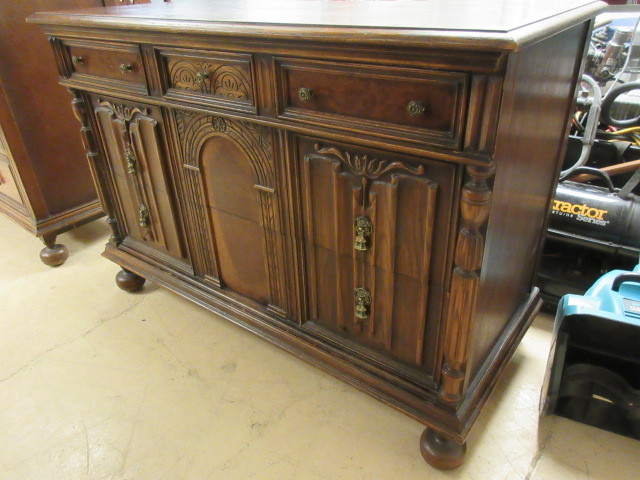 lot 104 image: ORNATE ANTIQUE 5 DRAWER DRESSER