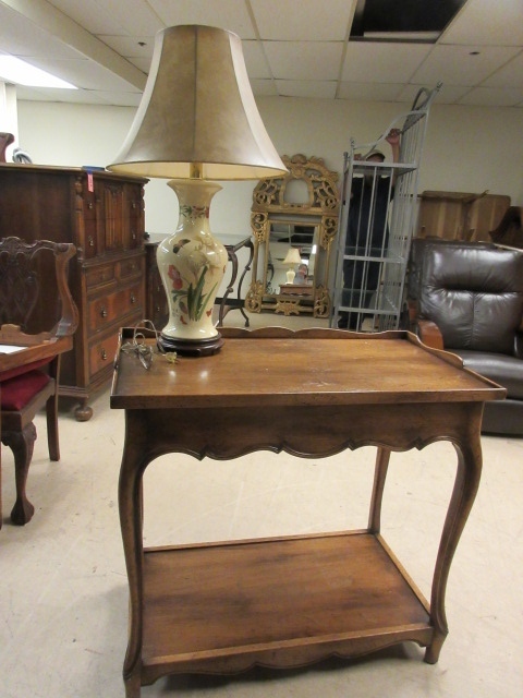 lot 106 image: SOLID WOOD ACCENT TABLE AND LAMP