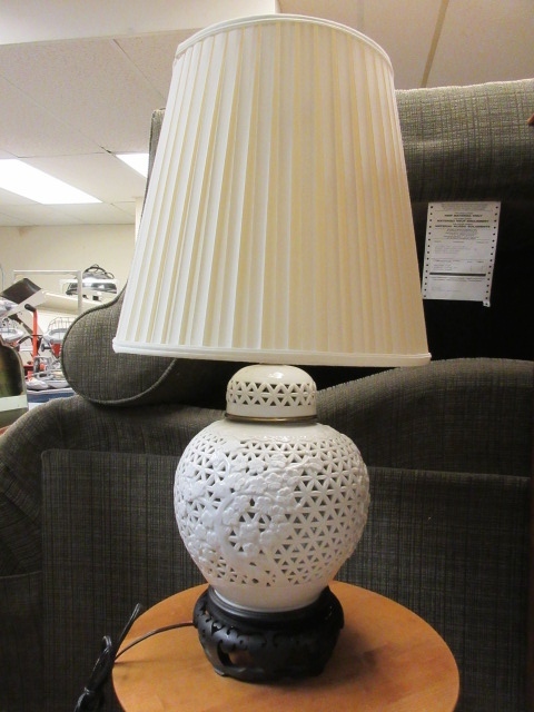 lot 122 image: LATTICE WORK GINGER JAR STYLE LAMP