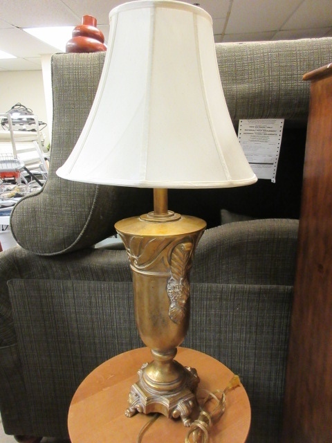 lot 123 image: ORNATE GOLDEN LAMP