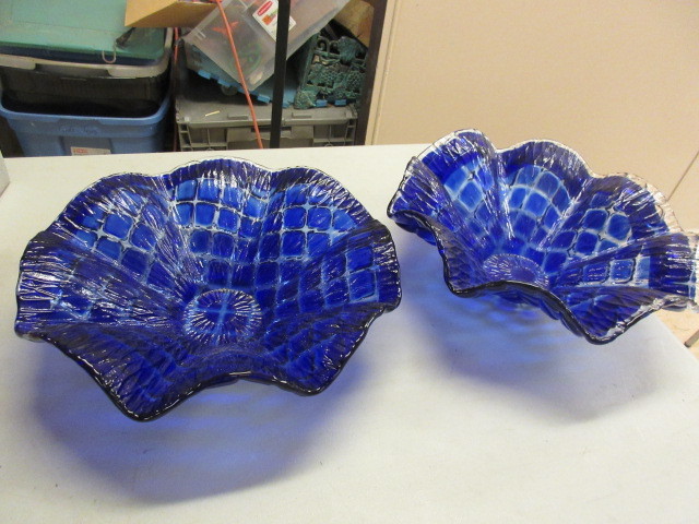 lot 136 image: HAND MADE ART GLASS BOWLS
