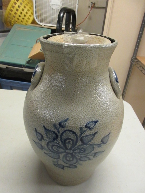 lot 137 image: ROWE POTTERY WORKS LIDDED JAR