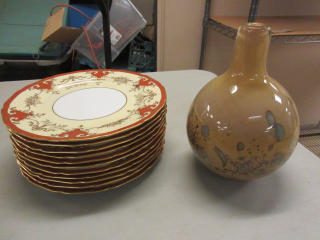 lot 140 image: NORITAKI PLATES AND HAND BLOWN ART GLASS VASE