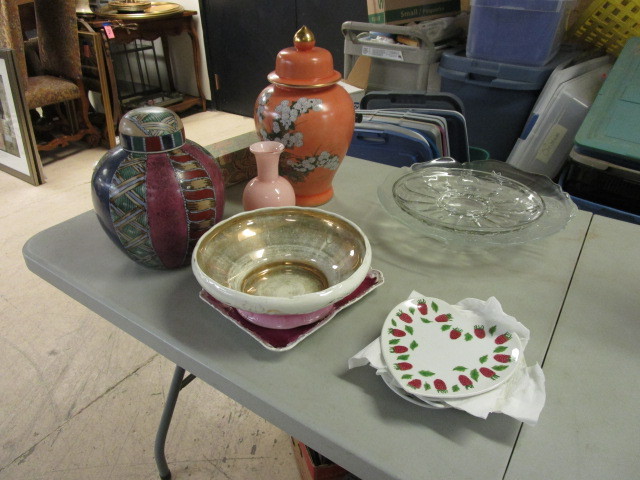 lot 141 image: ASSORTED GLASSWARE AND VASES