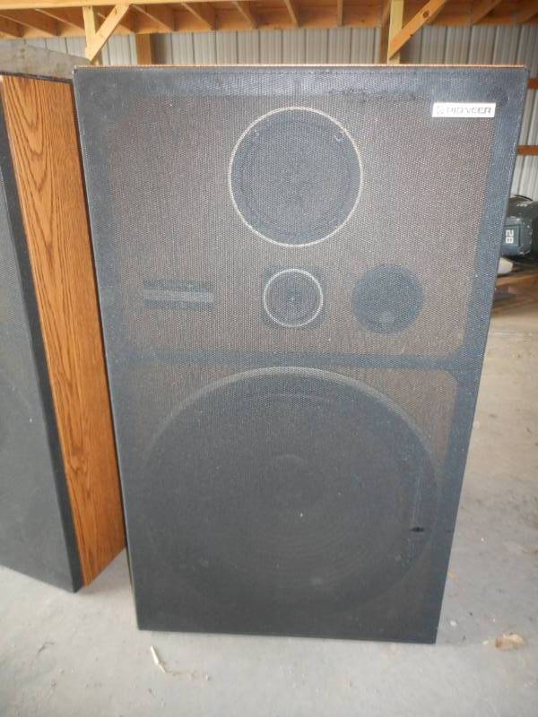 lot 9 image: Vintage Pioneer Speakers