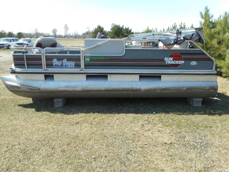lot 1 image: 1990 Sun Tracker 18 Pontoon