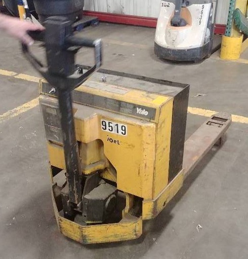 lot 5 image: Yale Electric Pallet Jack, tested as working, includes batteries and charger