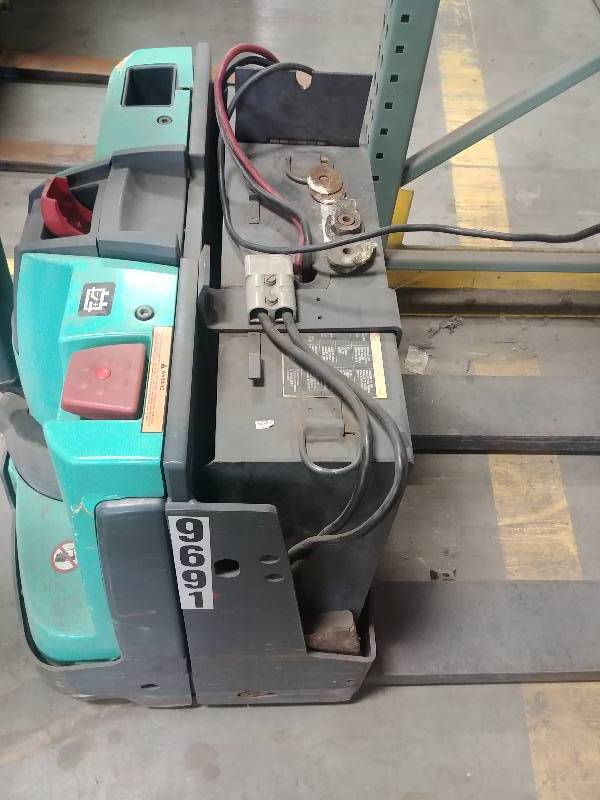 lot 7 image: 2009 Herc U Lift Electric Pallet Jack, tested as working, includes batteries and charger