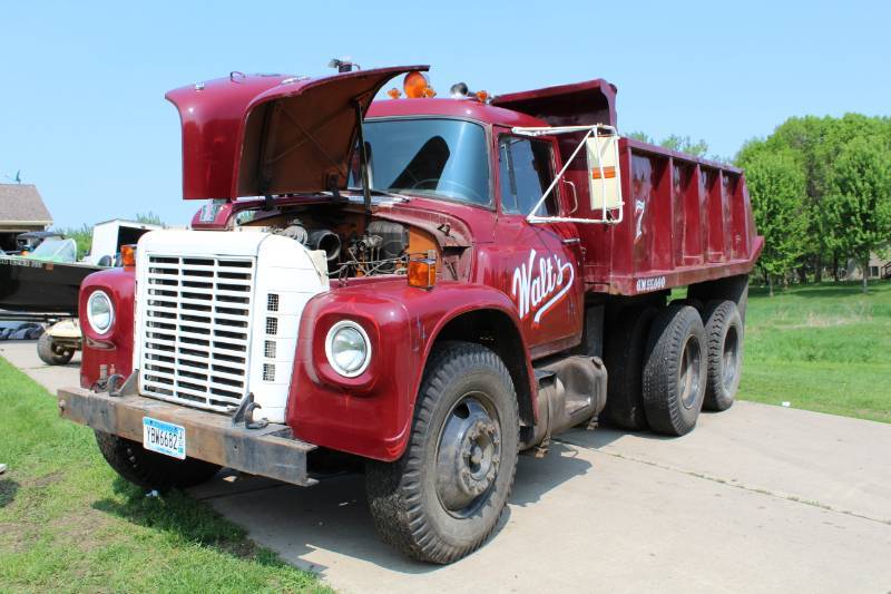 lot 122 image: International Harvester Dual-Axle Diesel V8 Dump Truck
