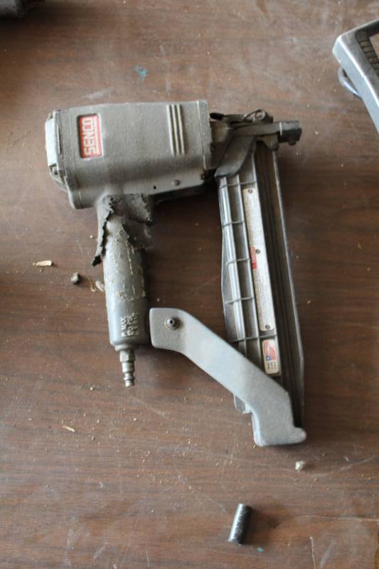 lot 162 image: Senco SNS40 Pneumatic 16GA Nailer
