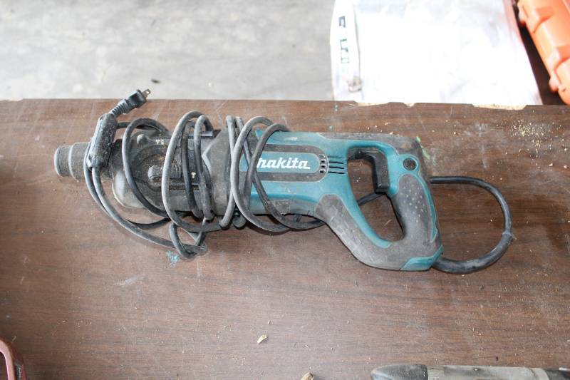 lot 171 image: Makita HR2475 ConcreteSteel Saw