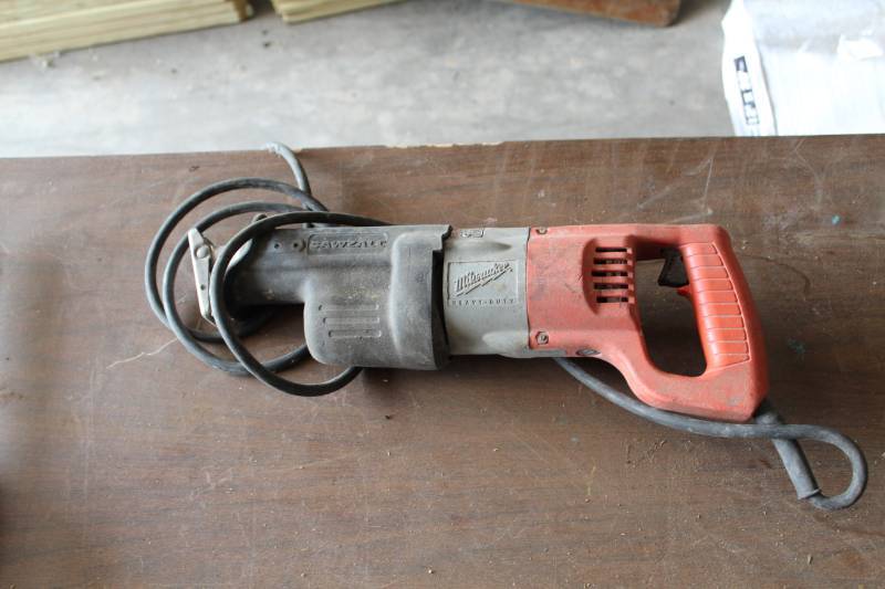 lot 174 image: Milwaukee Sawzall