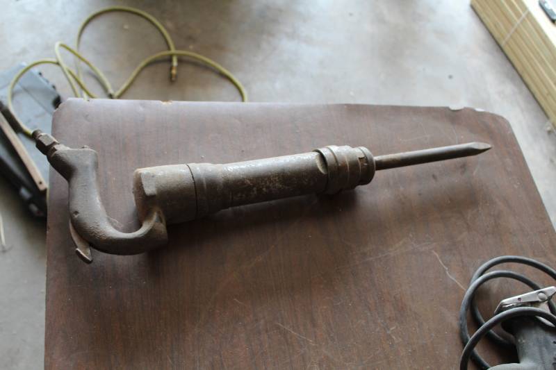 lot 175 image: Pneumatic Chisel