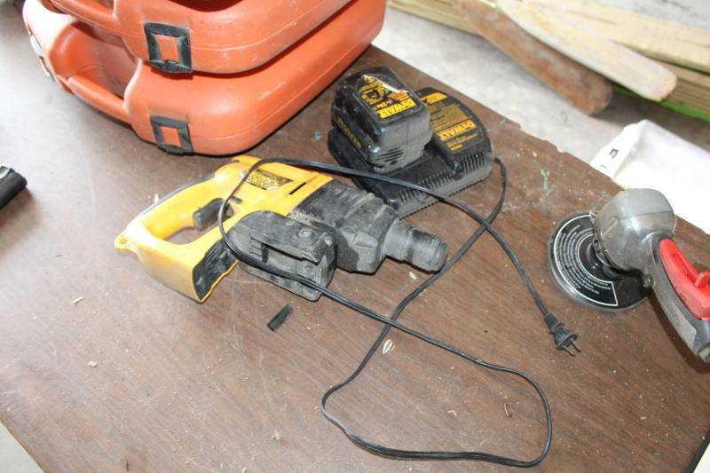 lot 176 image: DeWalt DW004 24VDC 78in. SDS Rotary Hammer
