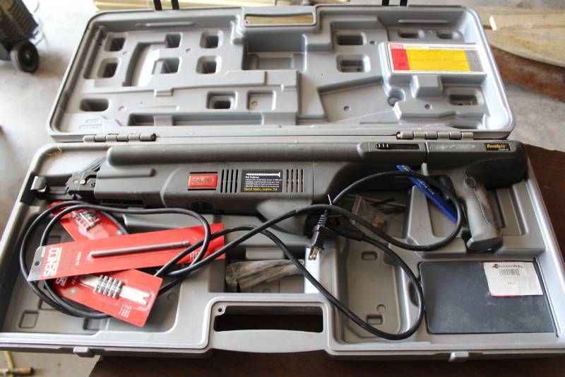 lot 183 image: Senco DuraSpin DS300-AC Nailer with Case, Senco Accessories