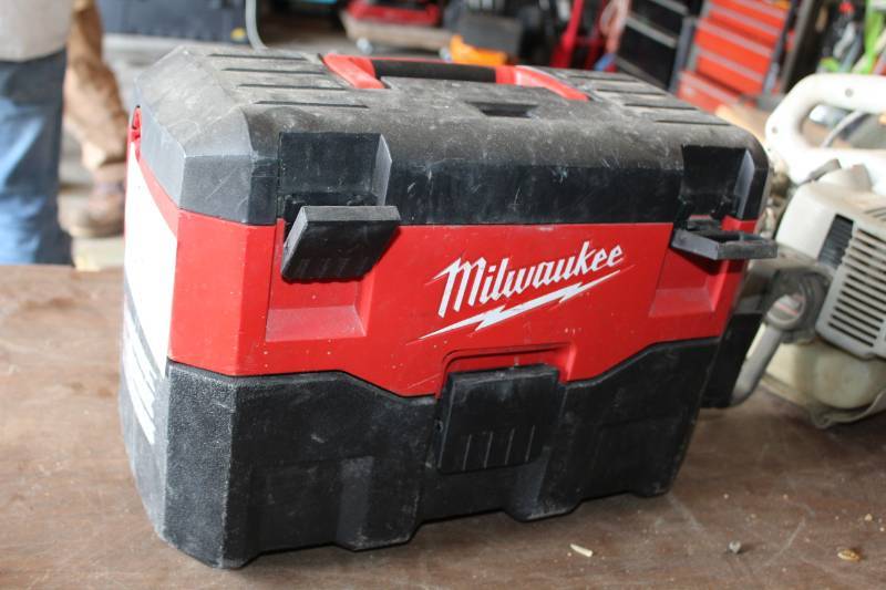 lot 185 image: Milwaukee 18VDC Cordless 2-Gallon WetDry Vacuum