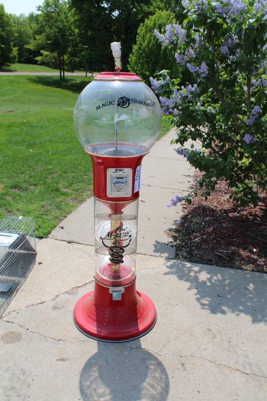 lot 194 image: Magic Gumballs $.25 Gumball Machine