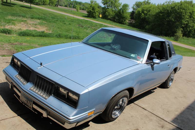 lot 120 image: 1984 Oldsmobile Cutlass Landau