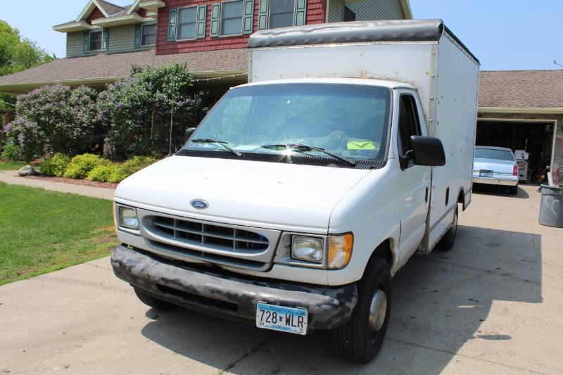 lot 126 image: 1999 Ford Econoline E250 Super Duty 3-Door Cutaway Van with 11ft. Box