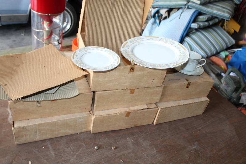 lot 197 image: Coronet Porcelain Fine China 4-Piece Place Setting