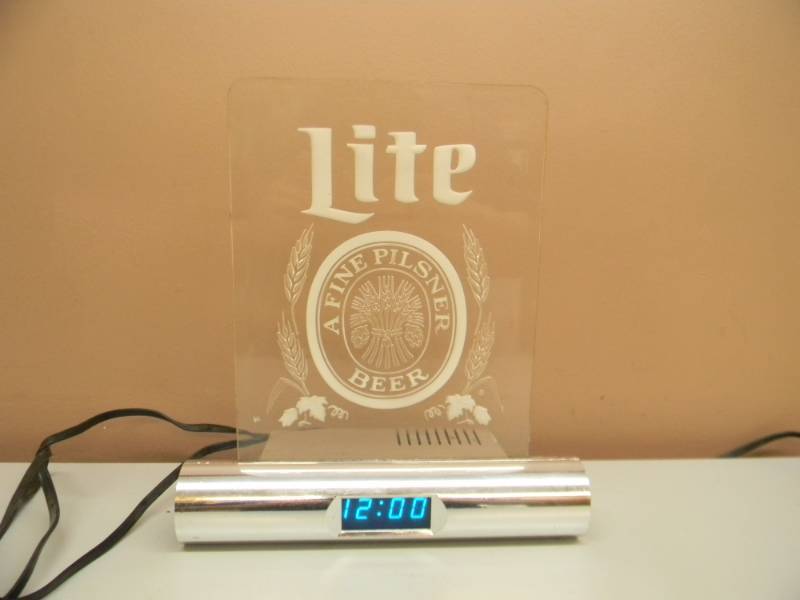lot 6 image: LIGHT BEER LIGHTED SIGN WITH CLOCK - WORKS - APPROX 11 BY 12 - SEE PICTURES