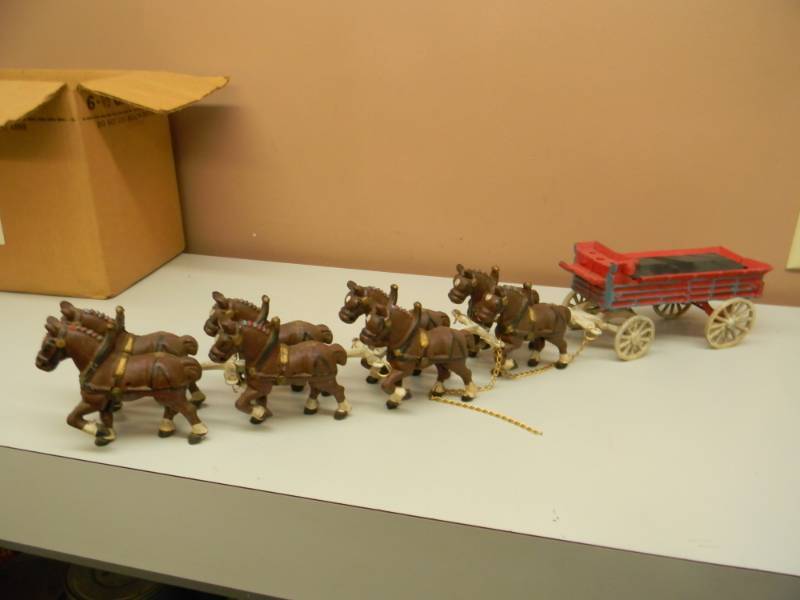 lot 35 image: CAST IRON HORSE DRAWN BEER WAGON - SEE PICTURES
