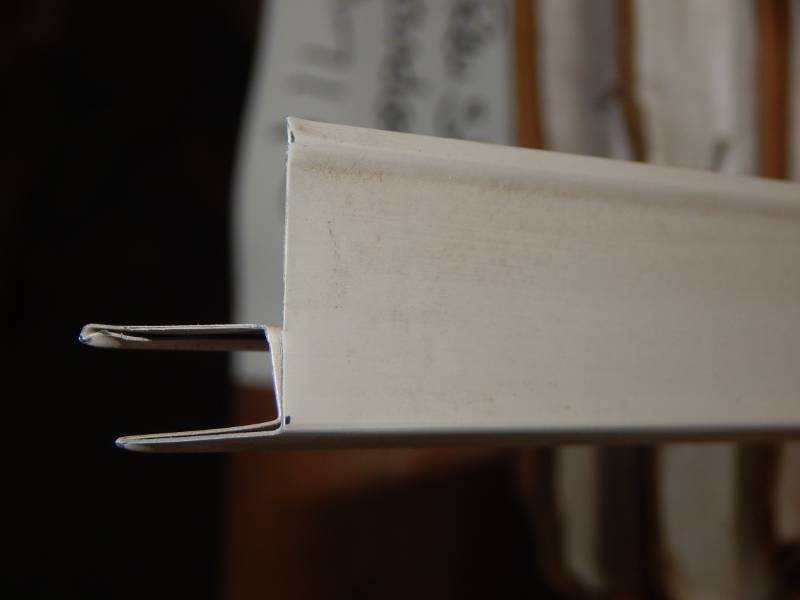 lot 38 image: Sandcastle reversible F channel soffit starter