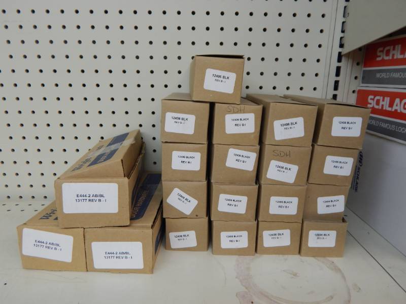 lot 368 image: Lot of Screen Door Knobs