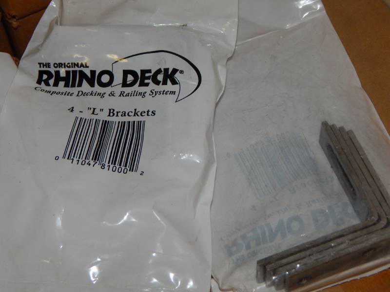 lot 385 image: Lot of Metal L Brackets