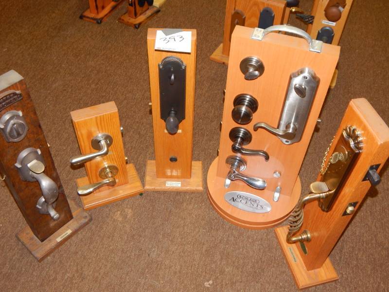 lot 393 image: Lot of Display Locks and Knobs