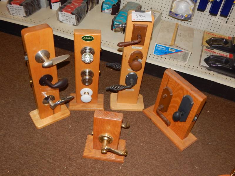 lot 394 image: Lot of Display Locks and Knobs