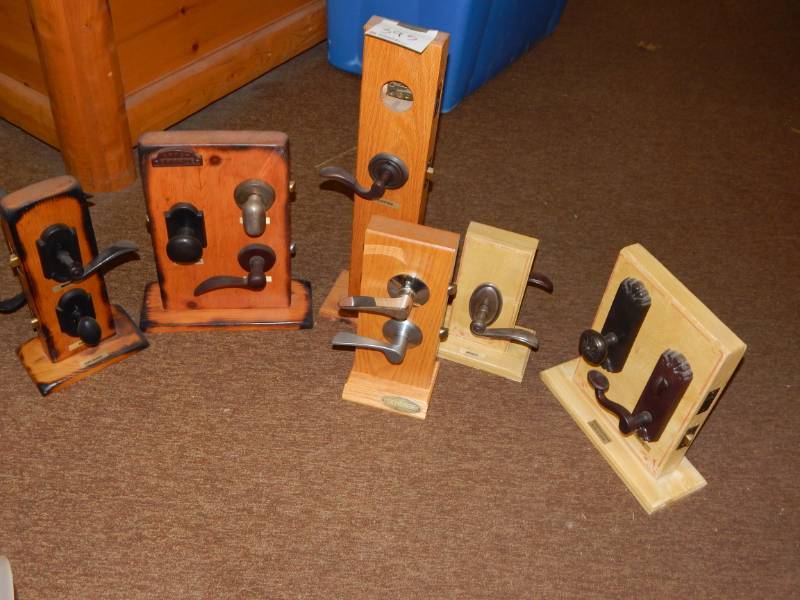 lot 395 image: Lot of Display Locks and Knobs