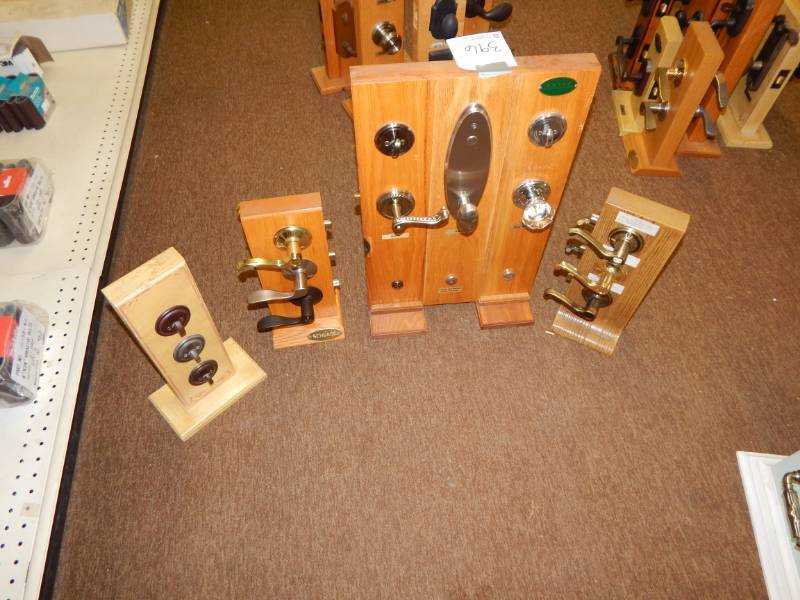lot 396 image: Lot of Display Locks and Knobs