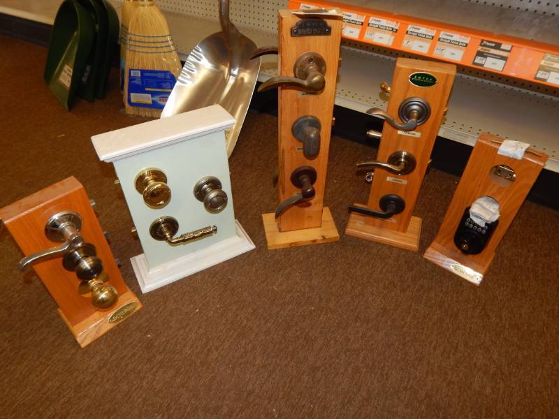 lot 397 image: Lot of Display Locks and Knobs