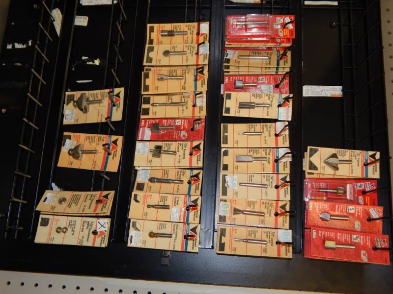 lot 422 image: Lot of Vermont American Route Bits with locking case