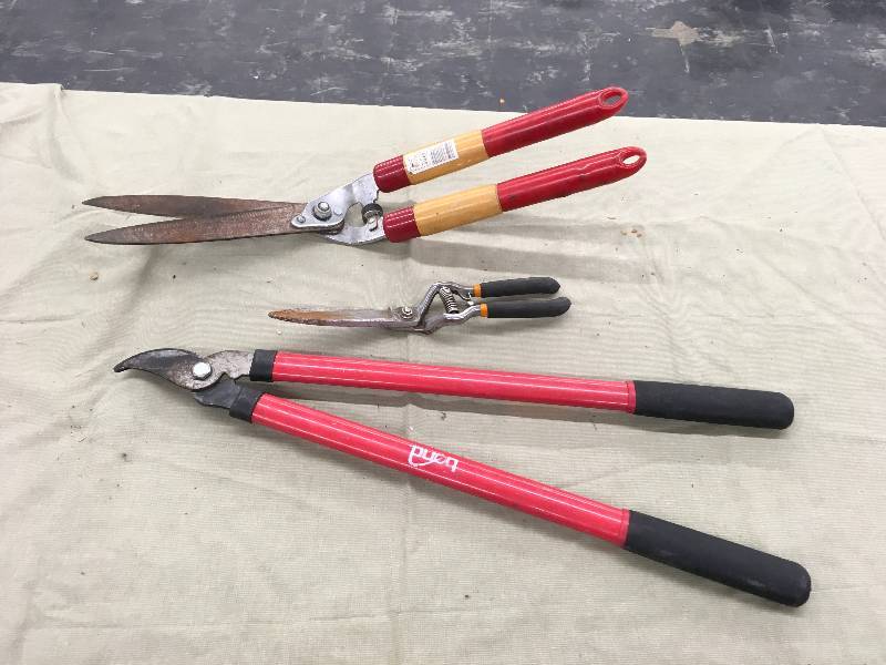 lot 110 image: Wood Stick Cutter & Bush Trimmers