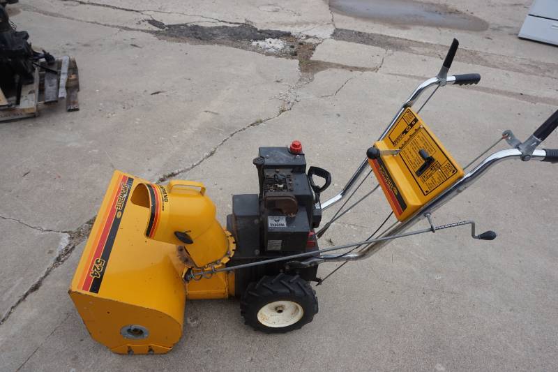 lot 7 image: MTD Snow Flite 24 Snow Blower