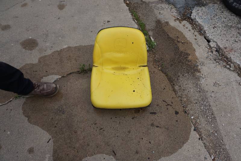 lot 18 image: John Deere Lawn Mower Garden Tractor Seat