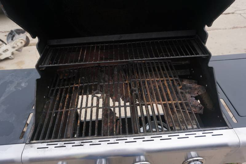 lot 20 image: Kenmore Gas Grill With 20 lb Propane Tank