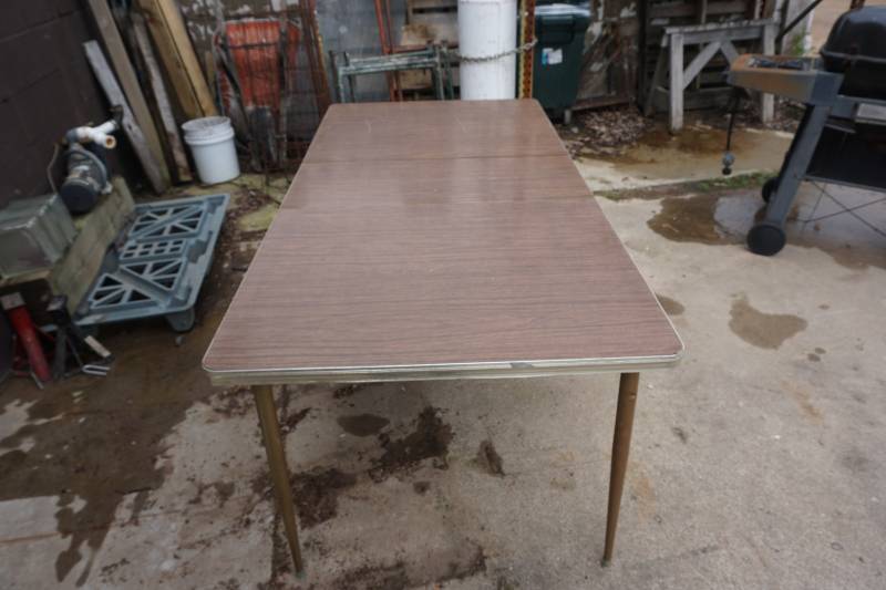 lot 22 image: Metal Framed Table With Removable Leaf