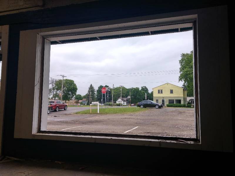 lot 26 image: Large Single Pane Glass Retail Window 78 x 118