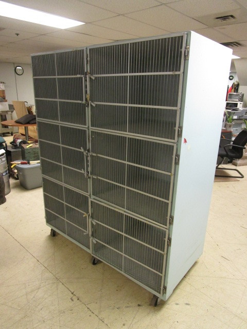 lot 402 image: SNYDER SIX DOOR DIVIDED WHEELED KENNEL