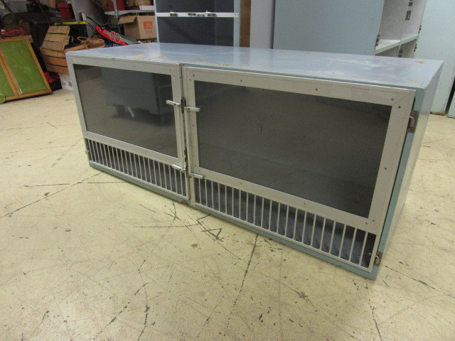 lot 424 image: SNYDER KENNEL WITH TWO CLEAR DOORS