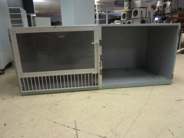 lot 428 image: SNYDER KENNEL WITH ONE CLEAR DOOR
