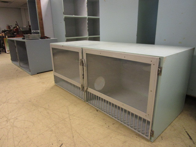 lot 410 image: SNYDER DIVIDED KENNEL WITH TWO CLEAR DOORS