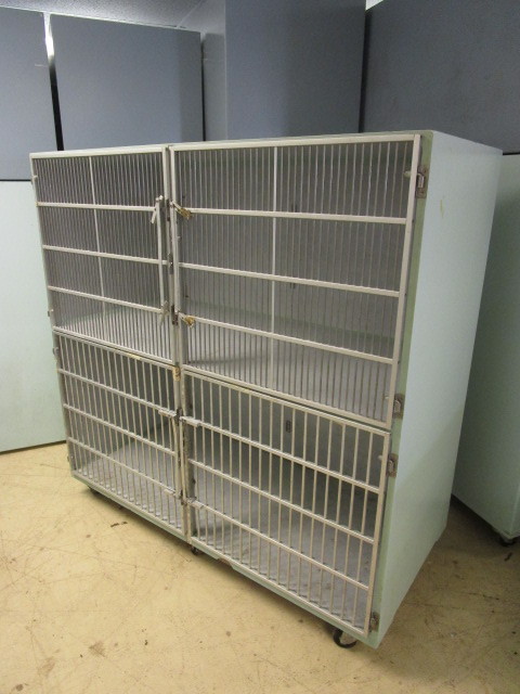 lot 426 image: SNYDER FOUR DOOR WHEELED KENNEL