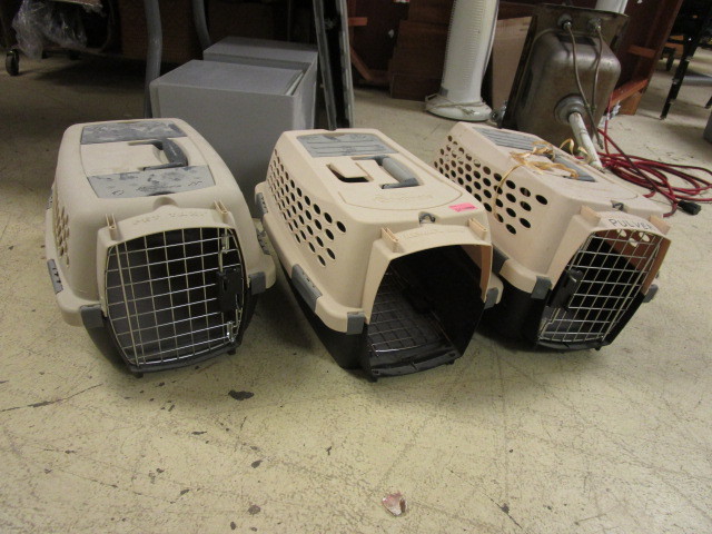 lot 465 image: PETMATE CARRIERS