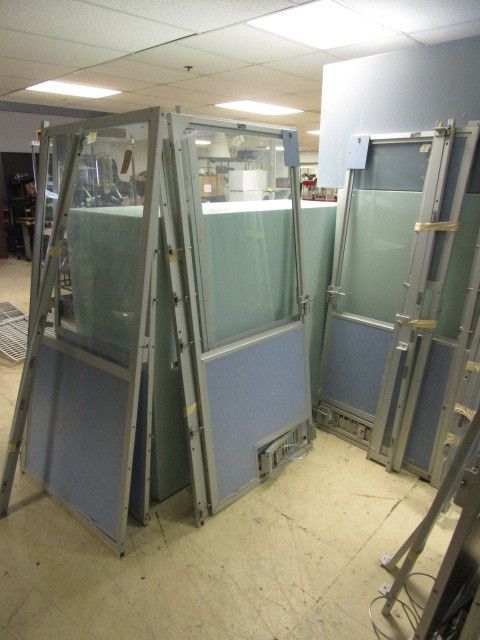 lot 453 image: SNYDER LARGE KENNEL DOOR SYSTEM