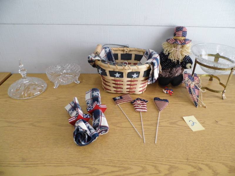 lot 2 image: Decor